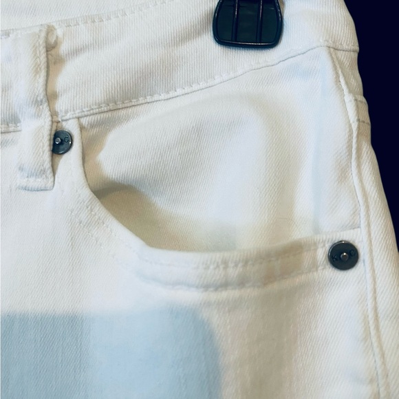Buckle | Kancan Estilo White Cropped Jeans with Frayed Hem NWOT size 9/28 - Picture 8 of 14